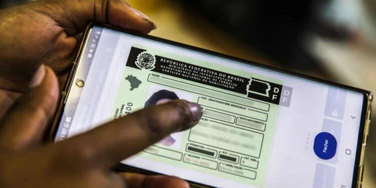 Três mil brasileiros convocados matricularem