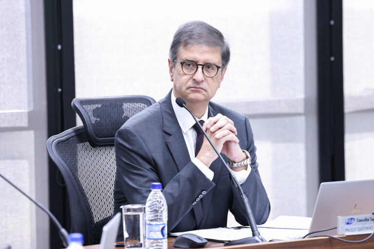 "Nenhuma autoridade pode decidir sozinha se deve ser investigada"