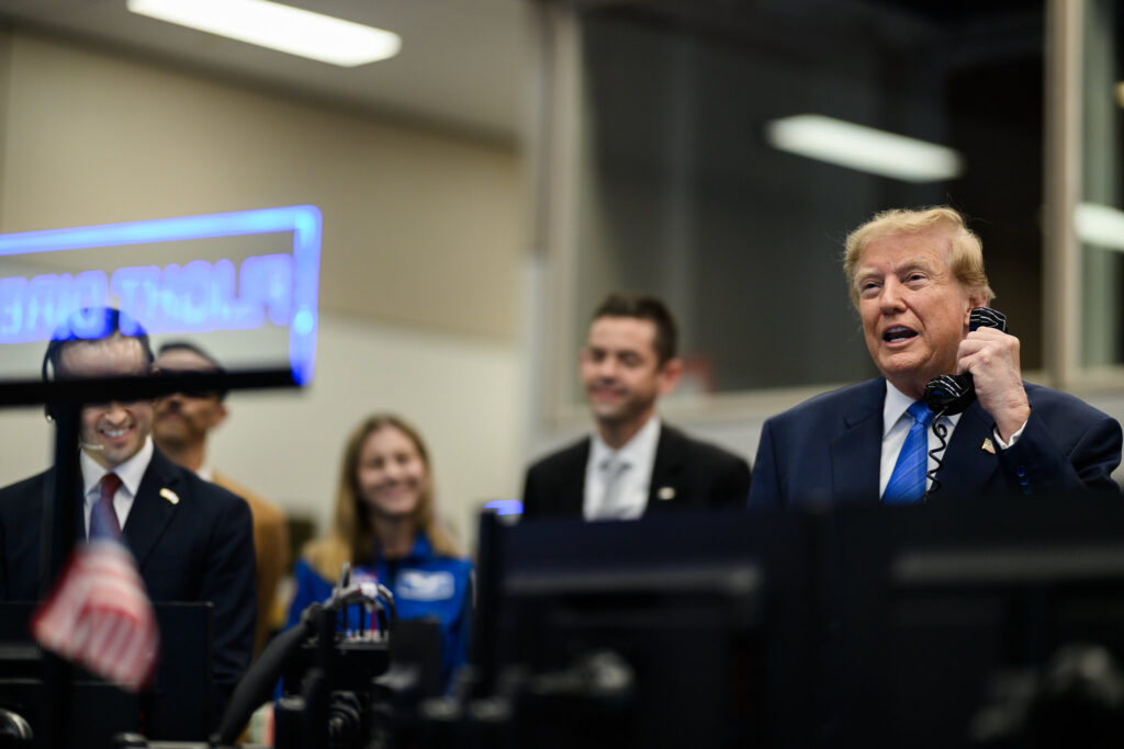 Trump volta a falar no "Estreito de Trump"