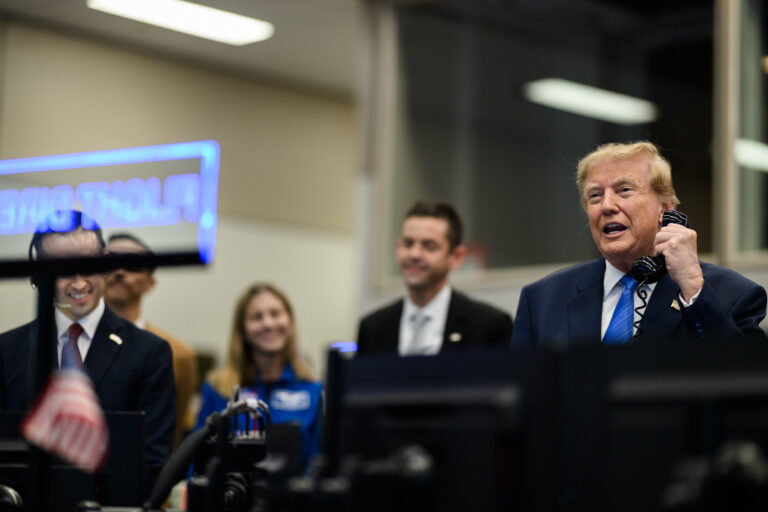 Trump volta a falar no "Estreito de Trump"