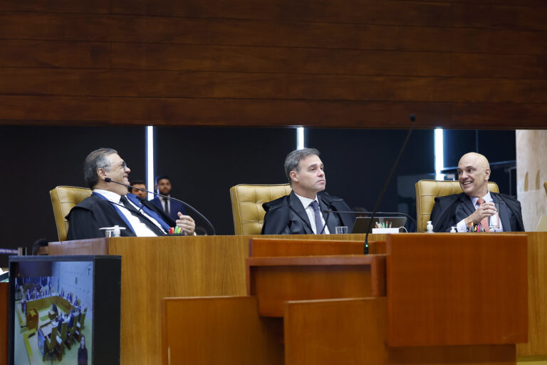 Dino devaneia para atropelar Mendonça