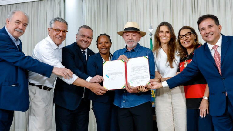 Lula usa o futebol feminino para crescer entre as mulheres