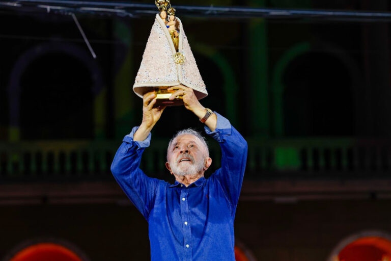 Ao tentar ganhar católicos, Lula perde evangélicos