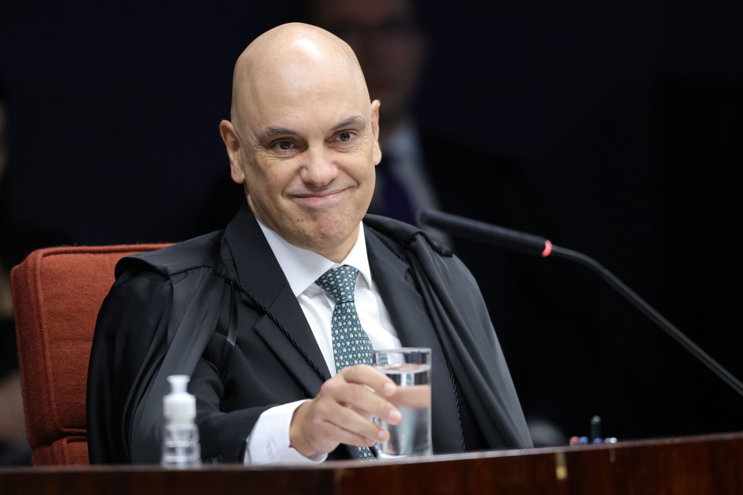 Economist fala em 'decepção' sobre Alexandre de Moraes