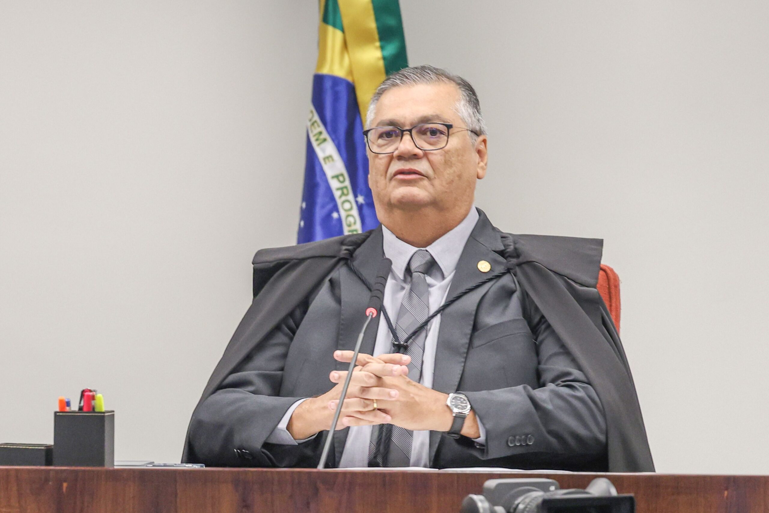 Andrei "limitou-se a cumprir" determinações de Moraes, diz Dino