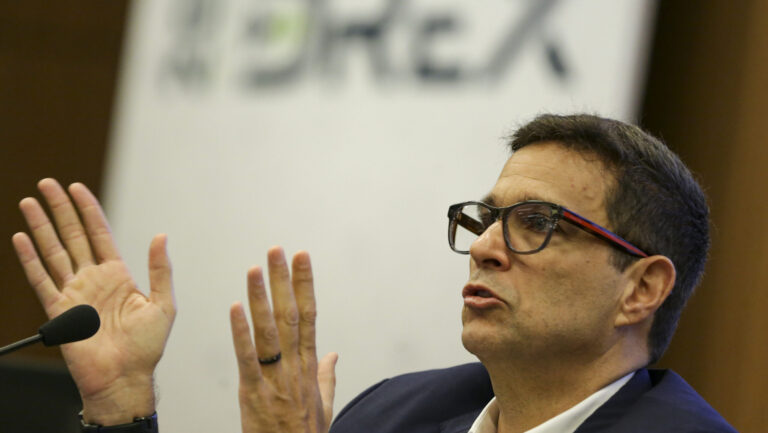 Campos Neto critica  o "prometer agora, pagar depois"