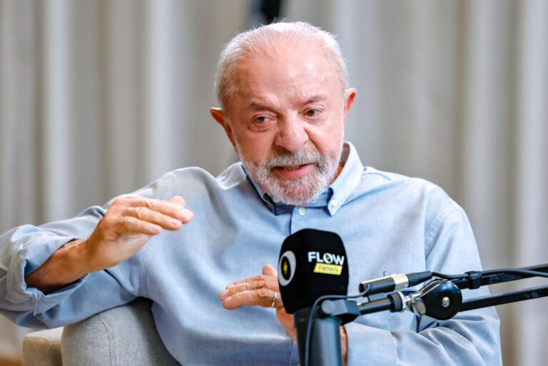 Lula se rende ao celular que já chamou de “doença”