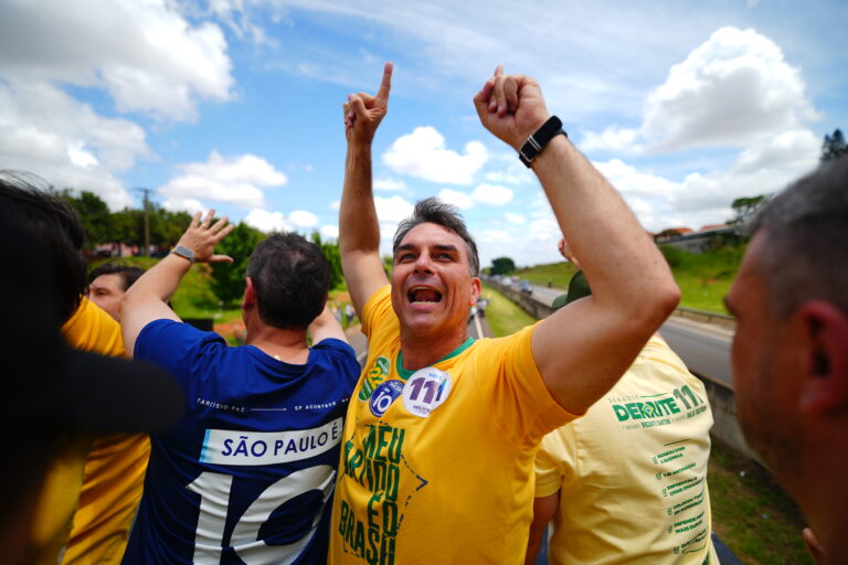 O que Flávio ganha com apoio de Caiado e Zema