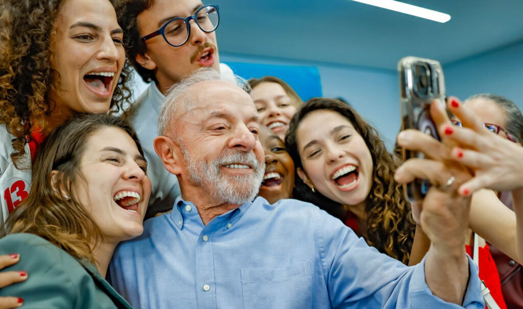 Lula se rende ao celular que já chamou de “doença”