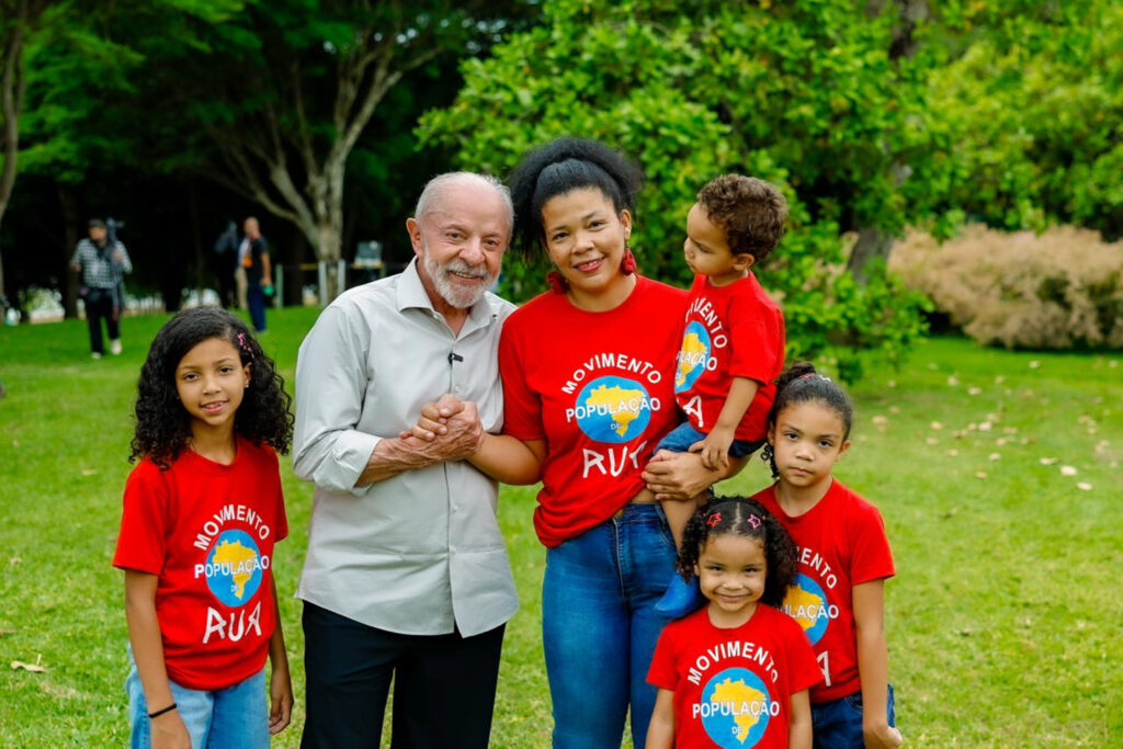 Lula usa Dia das Crianças para fazer propaganda do fim da escala 6x1