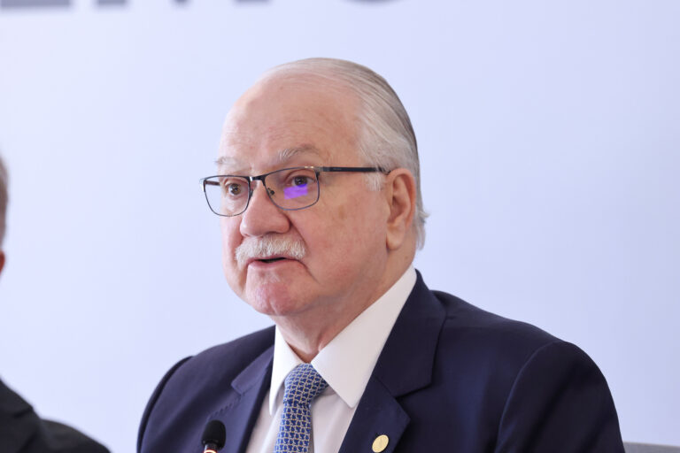 "Democracias raramente morrem por golpes abruptos", diz Fachin