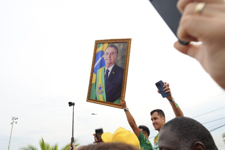 Bolsonaro não sabia da fuga de Flávio, diz Valdemar