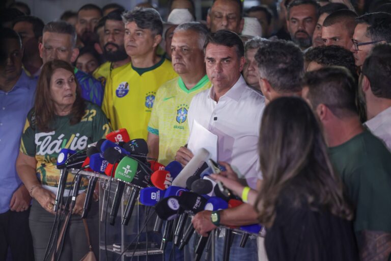 Flávio ficará sem cargo público e sem foro privilegiado em 2027