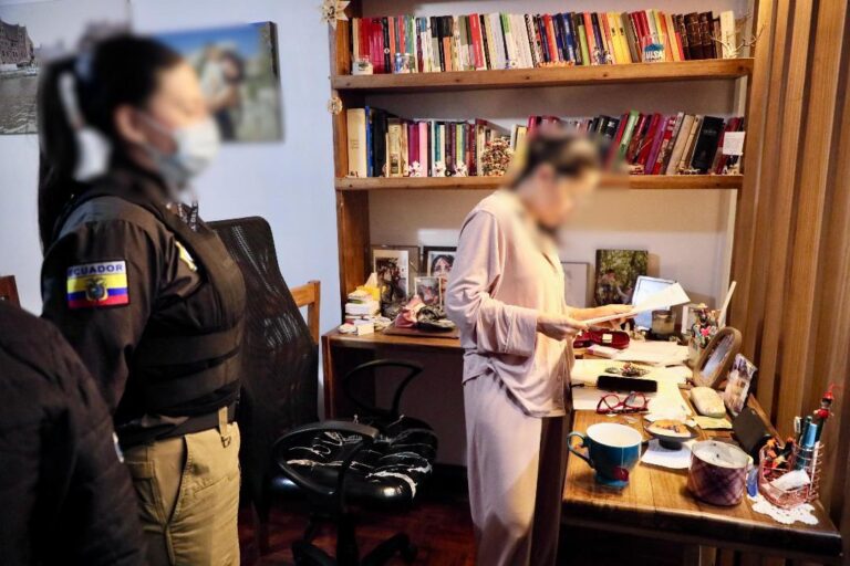 Ex-candidata de esquerda é presa no Equador por suspeita de lavagem de dinheiro