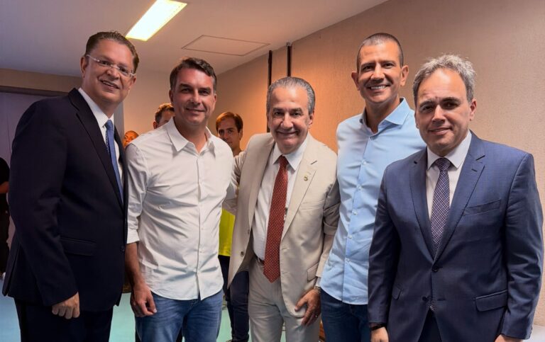 Aliados de Flávio convocam pastores para "clamor pela nação"