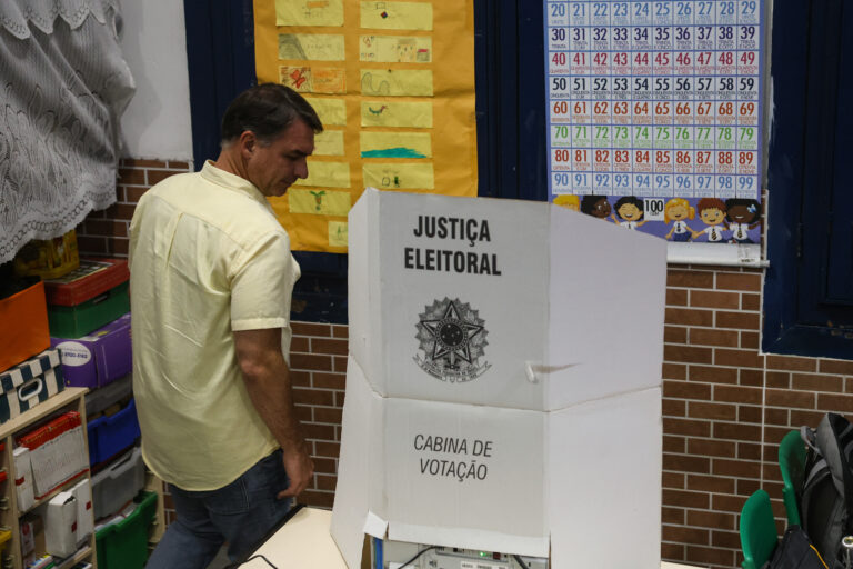 Wall Street Journal destaca "vingança" contra Flávio